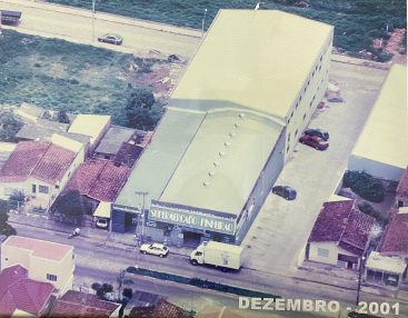 Foto aérea do supermercado em 2001